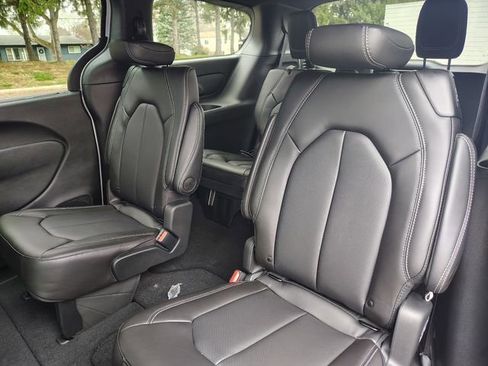 New 2026 Chrysler Pacifica Select image 4
