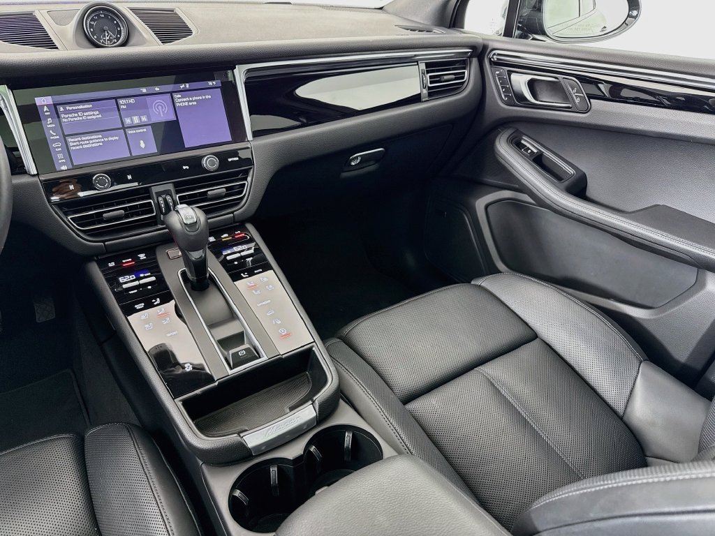 Certified 2025 Porsche Macan AWD/4WD image 26