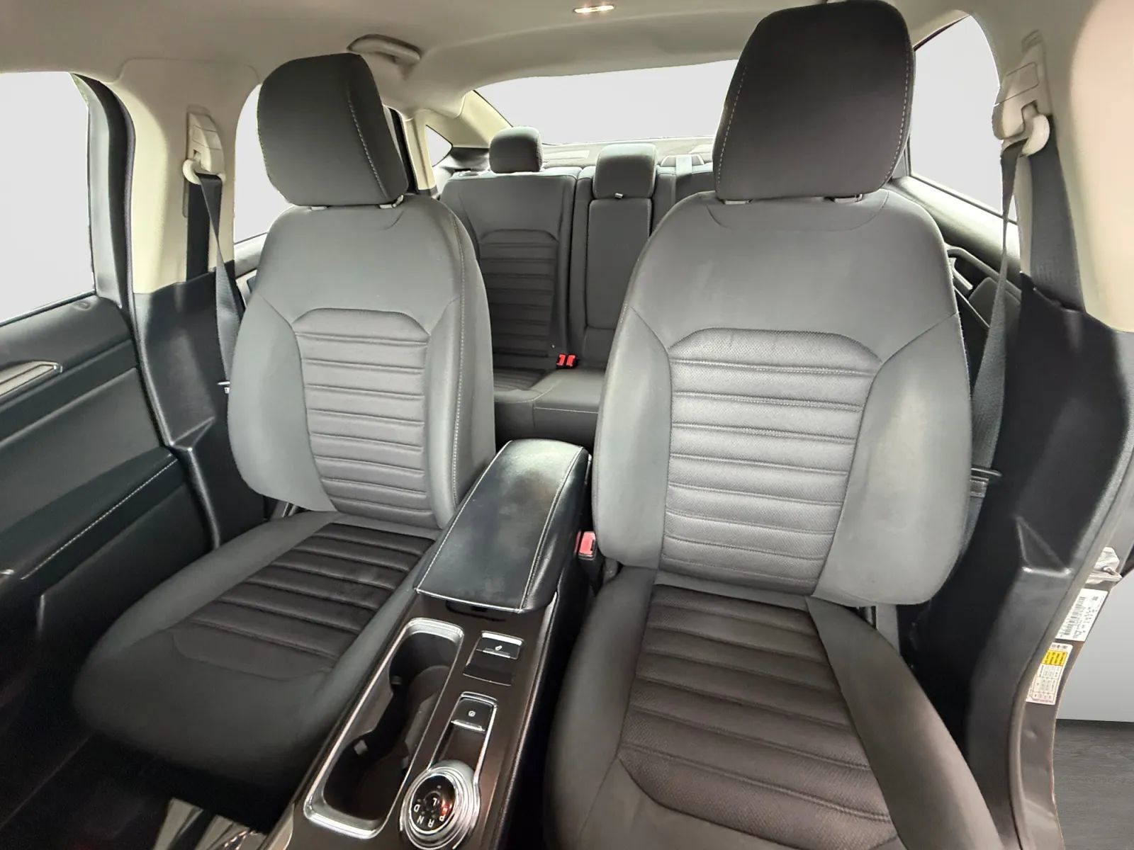 Used 2018 Ford Fusion SE w/ Fusion SE Technology Package FWD image 13