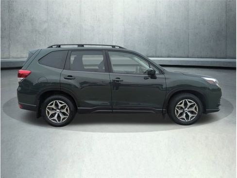 Used 2023 Subaru Forester Premium image 7