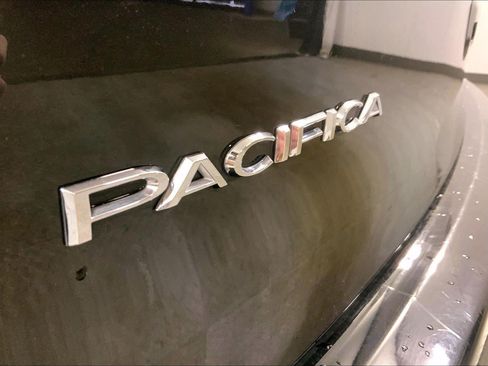 Used 2024 Chrysler Pacifica Touring-L FWD image 8