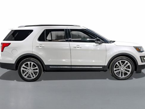 Used 2017 Ford Explorer XLT w/ Equipment Group 202A image 5
