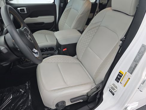 Used 2023 Jeep Gladiator Overland AWD/4WD image 14