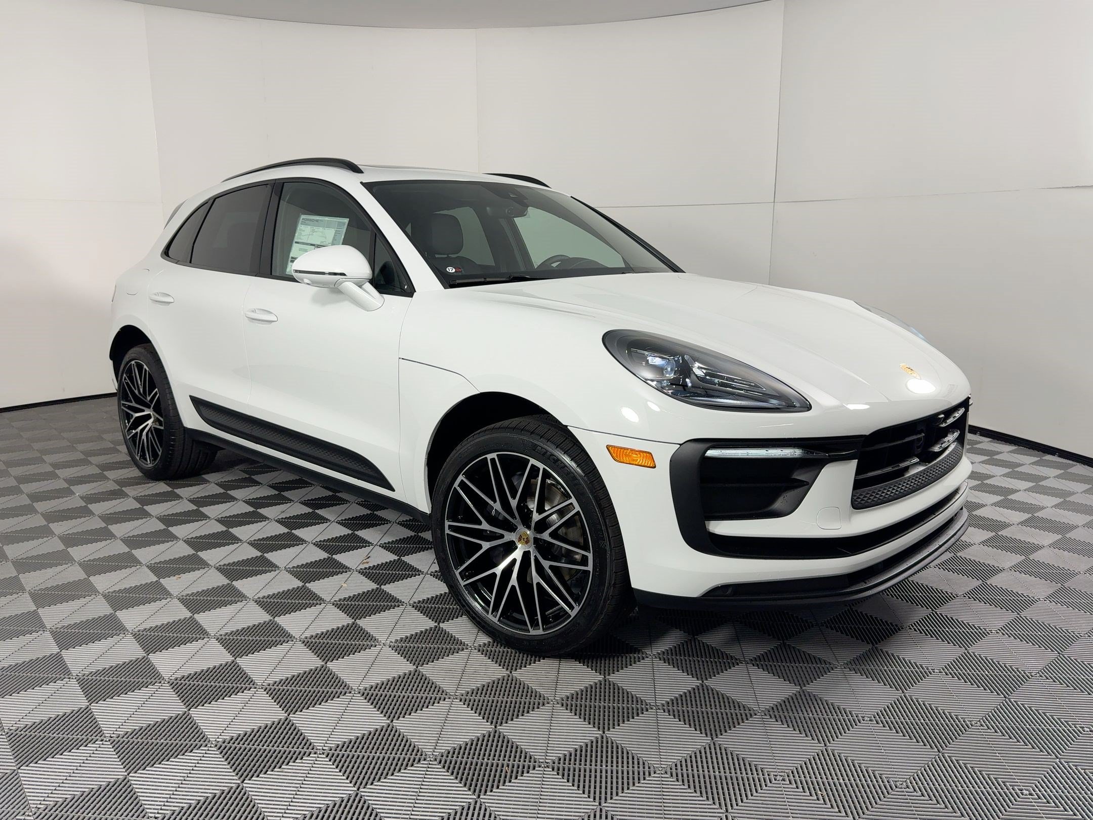 Certified 2026 Porsche Macan AWD/4WD image 7
