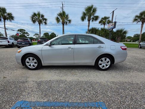 Used 2009 Toyota Camry LE FWD image 2