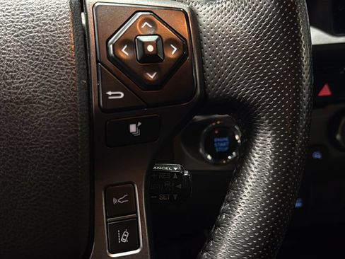 Used 2018 Toyota Tacoma SR5 AWD/4WD image 23