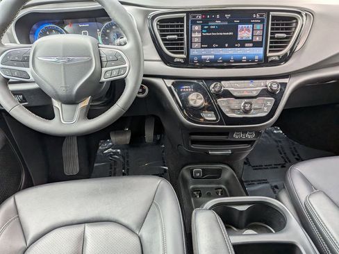 Used 2025 Chrysler Pacifica Select image 24