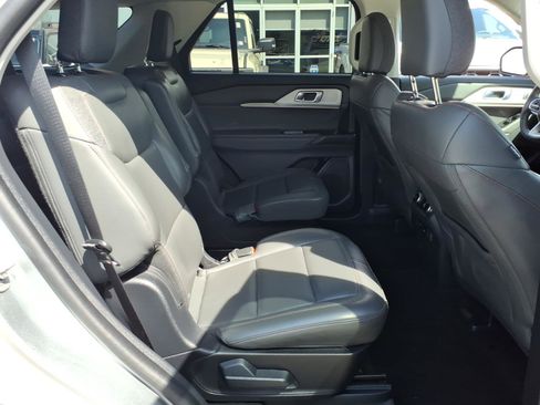Used 2025 Ford Explorer Active w/ Active Comfort Package AWD/4WD image 9