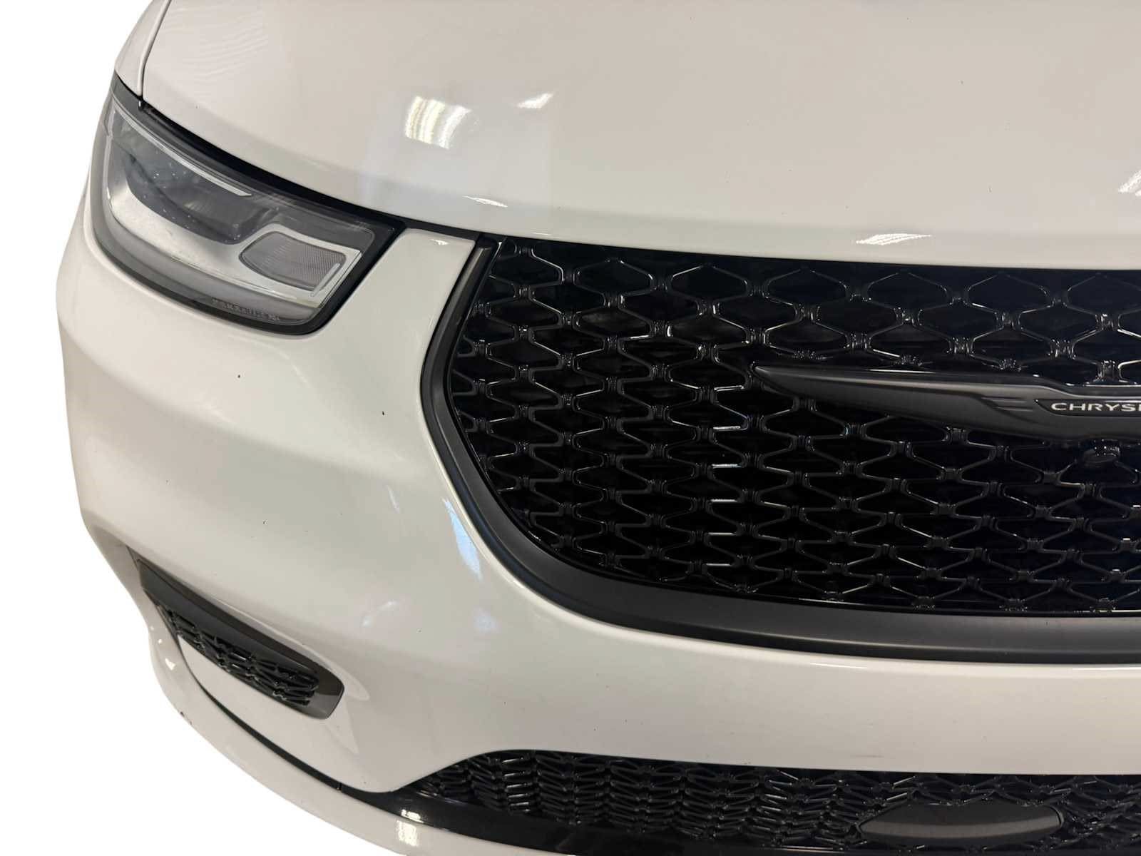 Used 2024 Chrysler Pacifica Limited w/ S Appearance Package FWD image 4