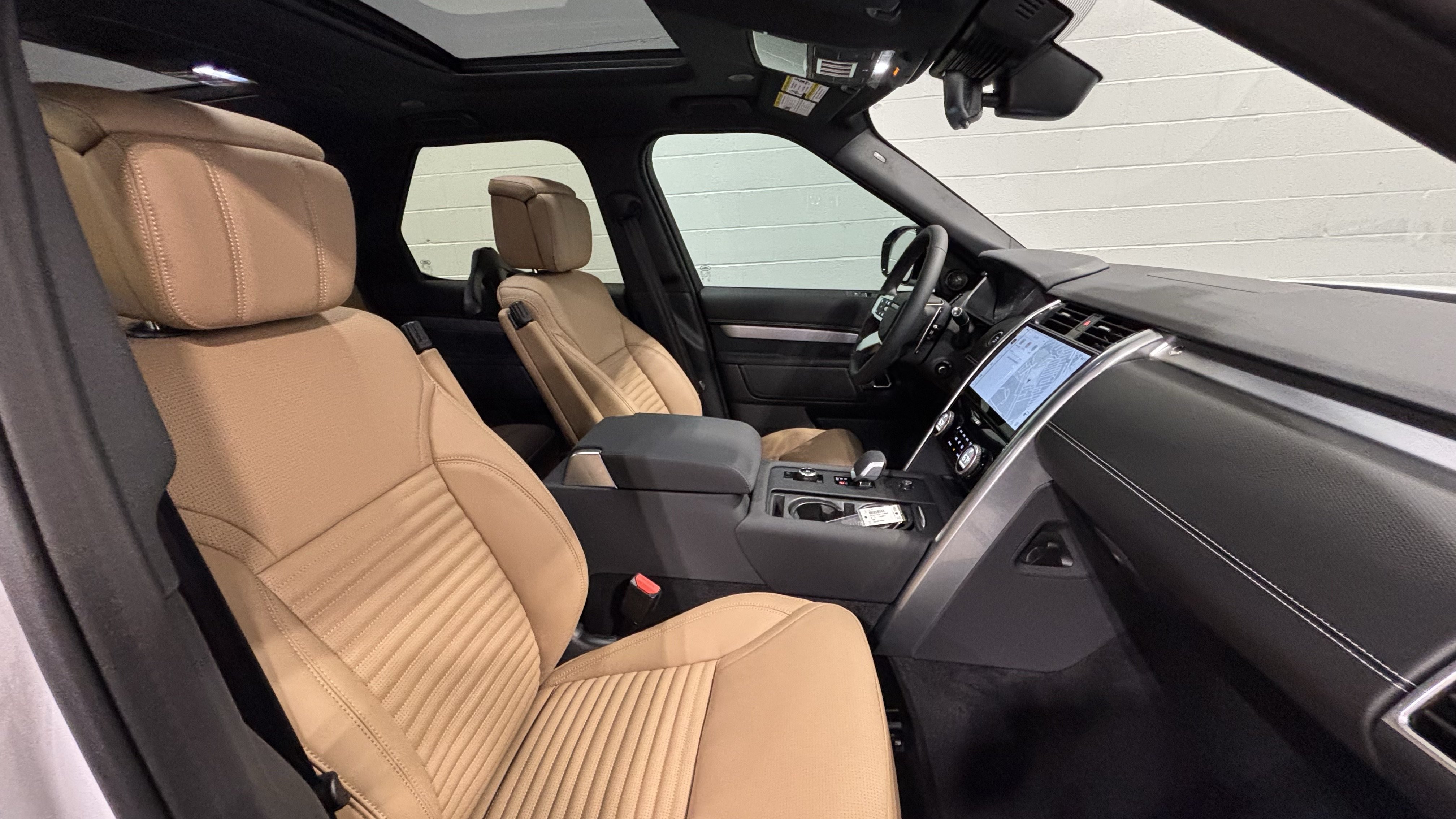 New 2026 Land Rover Discovery Limited Edition AWD/4WD image 14