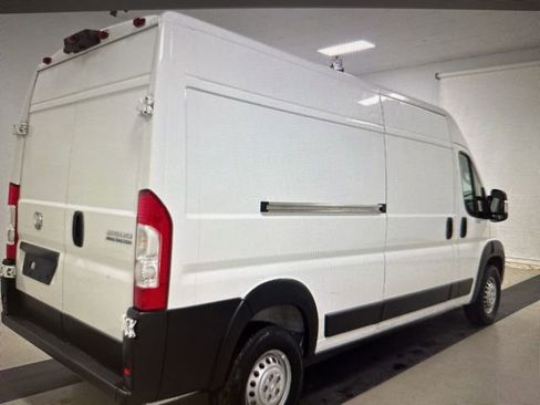 Used 2025 RAM ProMaster 2500 w/ Convenience Group image 4
