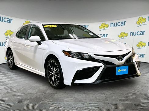 Used 2024 Toyota Camry SE image 1
