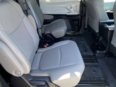 Certified 2025 Toyota Sienna XLE FWD image 19