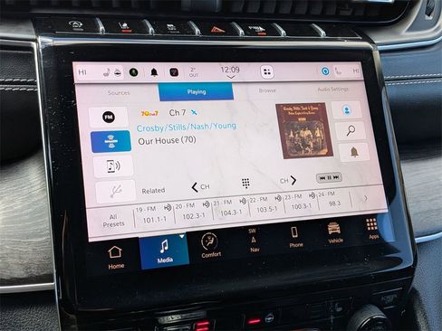 Used 2023 Jeep Grand Cherokee L Limited w/ Black Appearance Package image 19