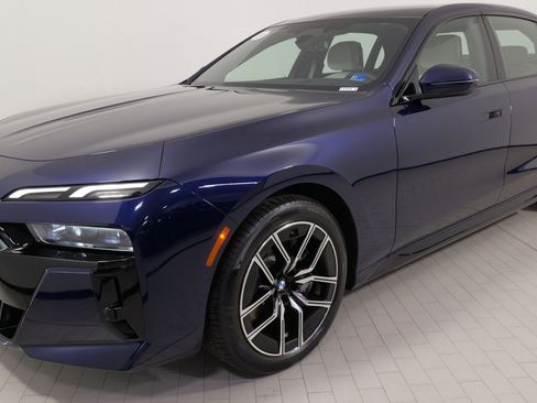 Used 2023 BMW 760i xDrive image 3