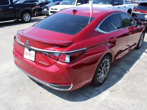 Used 2025 Lexus ES 300h Ultra Luxury w/ Accessory Package (Z2) FWD image 11