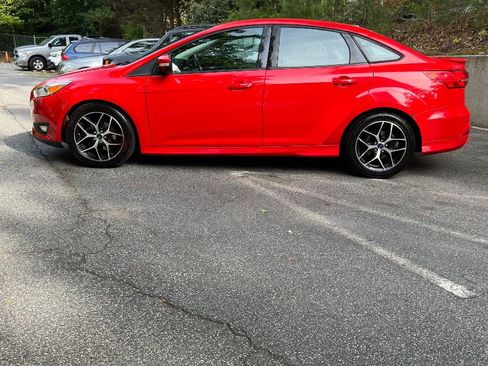 Used 2015 Ford Focus SE w/ SE Ecoboost Package FWD image 3