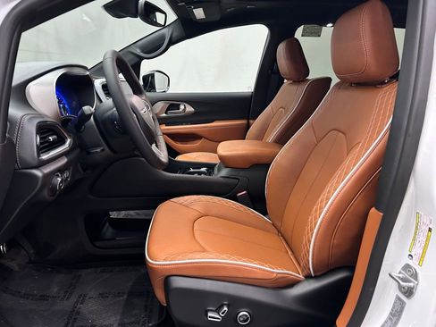 New 2026 Chrysler Pacifica Pinnacle image 11
