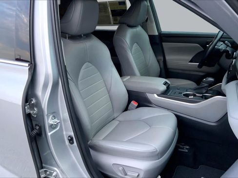 Used 2022 Toyota Highlander XLE FWD image 9