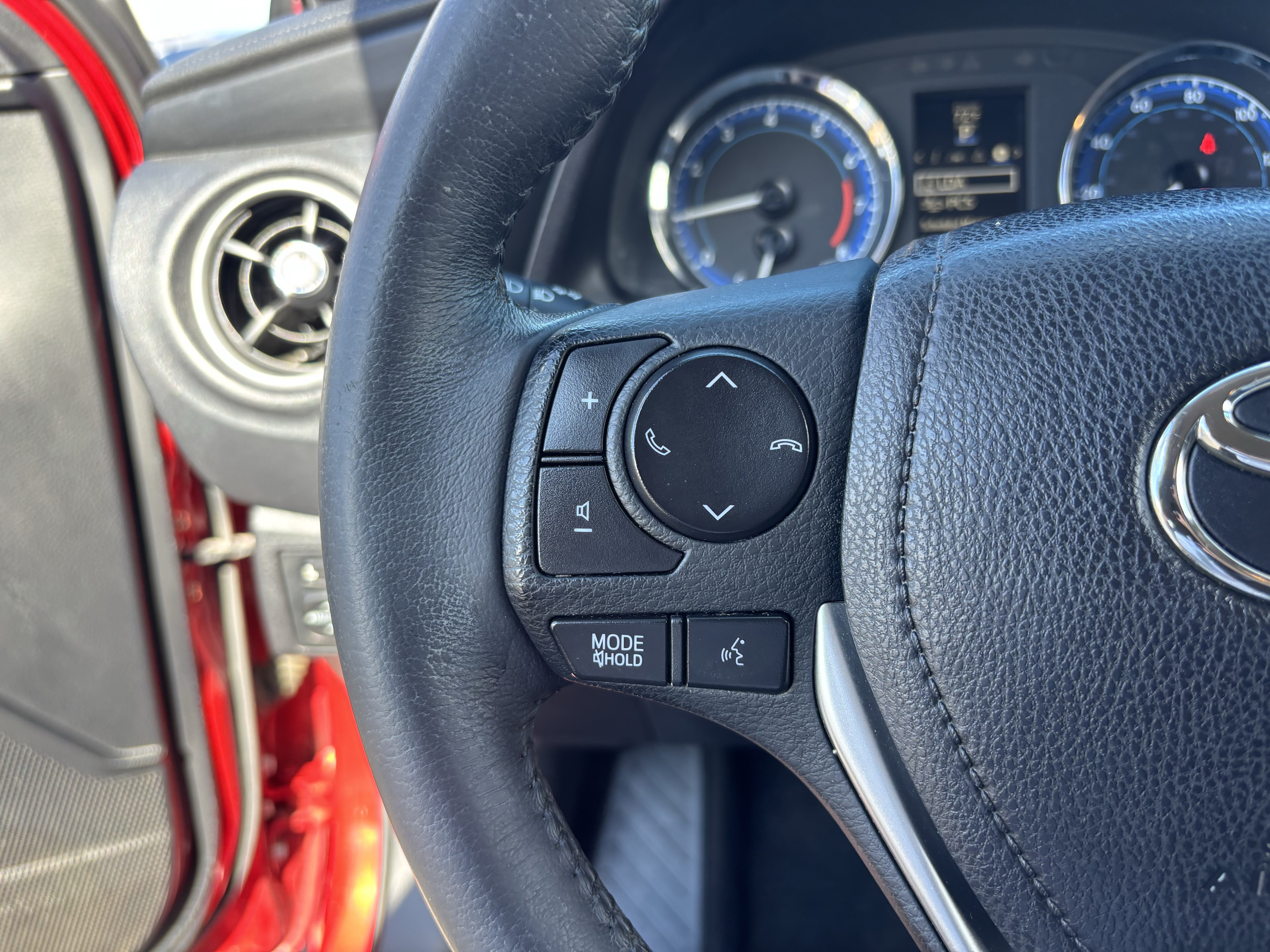 Used 2018 Toyota Corolla SE w/ Carpet Mat Package (TMS) FWD image 25