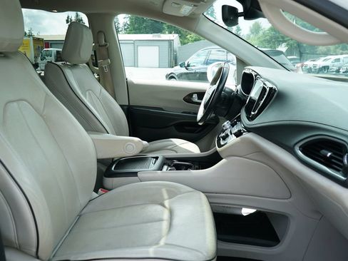 Used 2021 Chrysler Pacifica Limited w/ Premium & Safety Sphere Group AWD/4WD image 9
