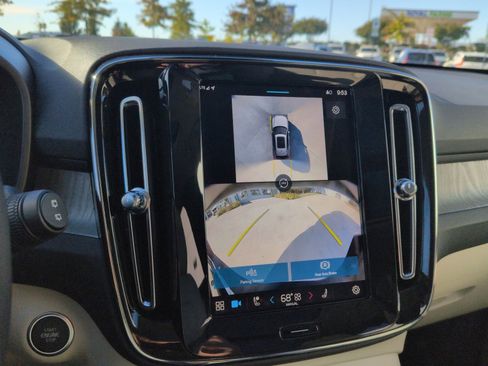 New 2025 Volvo XC40 B5 Ultra w/ Climate Package image 19