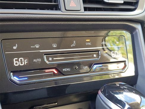 New 2026 Volkswagen Taos SE image 24