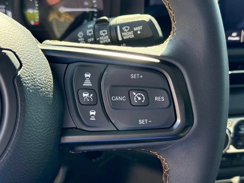 Used 2024 Jeep Wrangler Unlimited AWD/4WD image 23