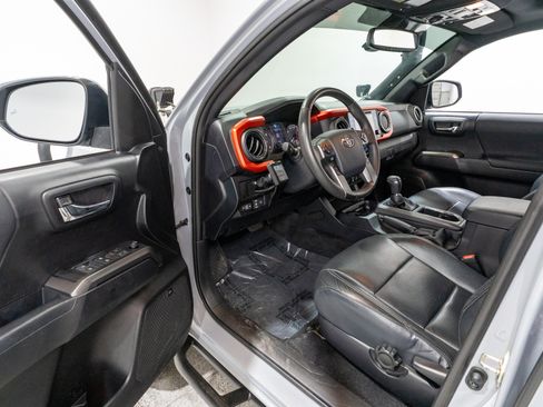 Used 2019 Toyota Tacoma TRD Off-Road AWD/4WD image 13