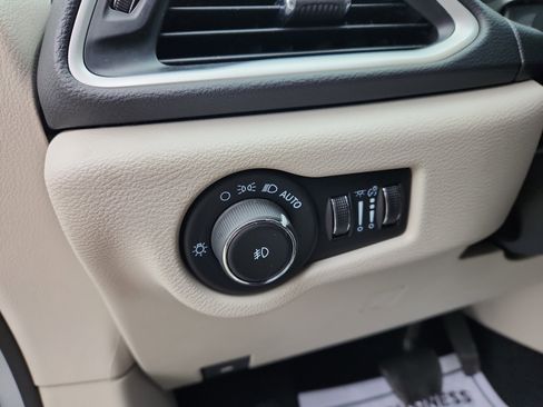 Used 2024 Chrysler Pacifica Touring-L image 27