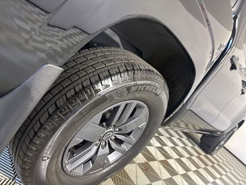 Used 2025 Nissan Frontier SV image 32