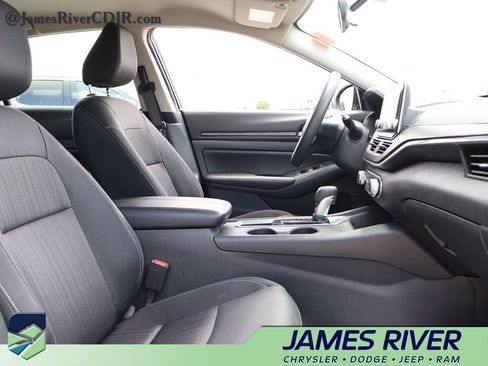 Used 2025 Nissan Altima 2.5 SV FWD image 9