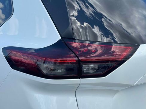 Certified 2025 Nissan Rogue SV AWD/4WD image 10