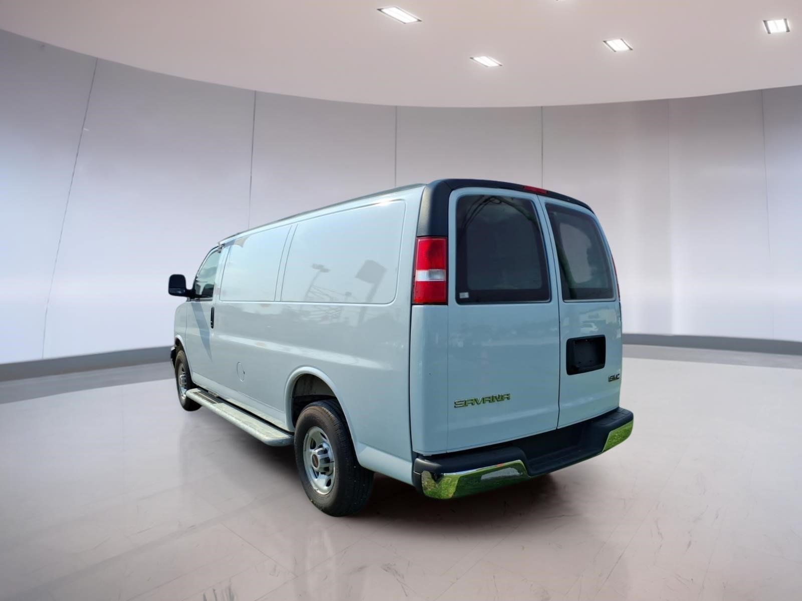Used 2025 GMC Savana 2500 w/ Driver Convenience Package RWD image 3