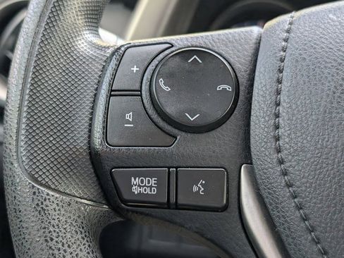 Used 2018 Toyota RAV4 LE image 17