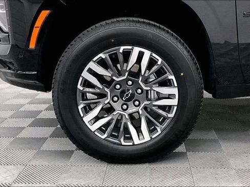 Used 2025 Chevrolet Suburban Z71 image 9