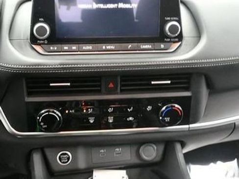 Used 2023 Nissan Rogue S AWD/4WD image 19