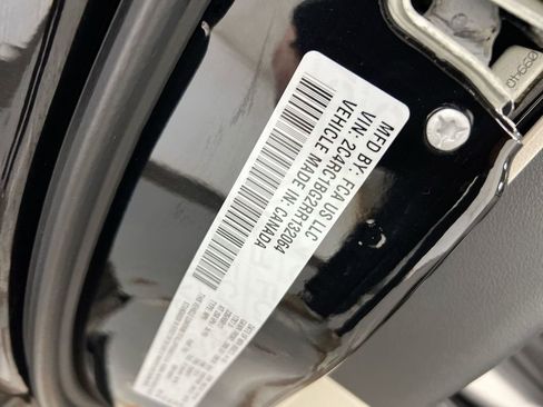 Used 2024 Chrysler Pacifica Touring-L image 28