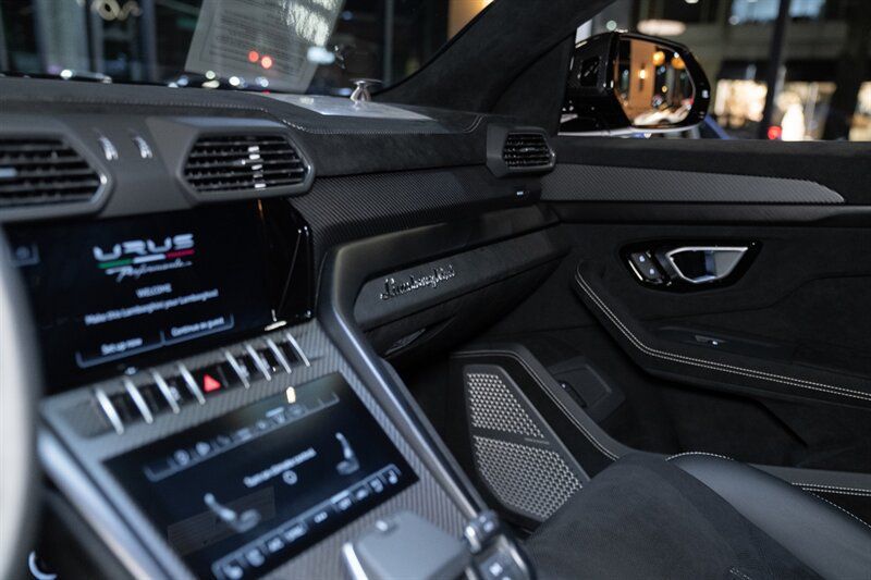 Used 2023 Lamborghini Urus Performante AWD/4WD image 12