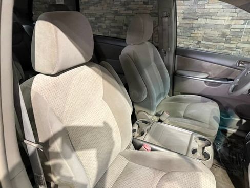 Used 2010 Toyota Sienna LE FWD image 31