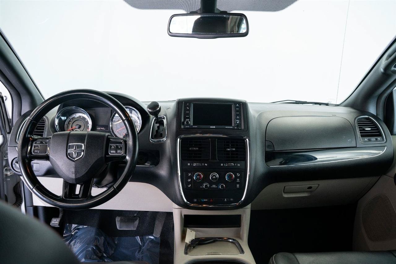 Used 2019 Dodge Grand Caravan SXT FWD image 17