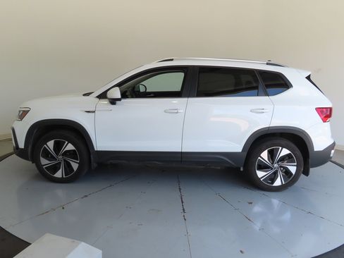 Used 2024 Volkswagen Taos SE w/ Panoramic Sunroof Package AWD/4WD image 7