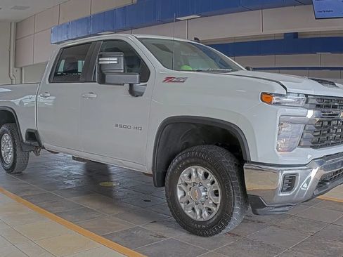 Used 2024 Chevrolet Silverado 2500 LT AWD/4WD image 2