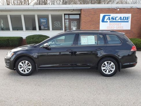 Used 2016 Volkswagen Golf S image 2