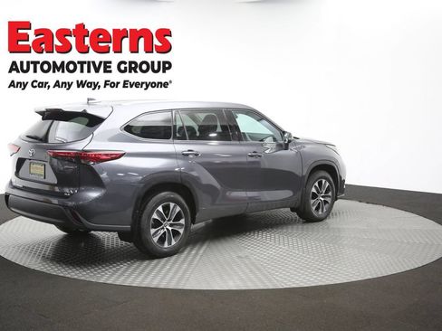 Used 2022 Toyota Highlander XLE AWD/4WD image 43