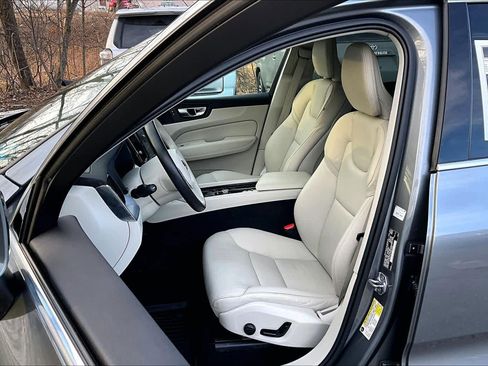 Used 2020 Volvo XC60 T6 Momentum image 9