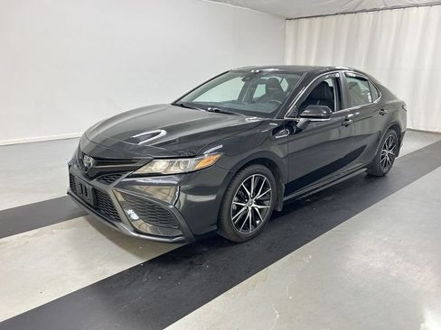Used 2023 Toyota Camry SE FWD image 3