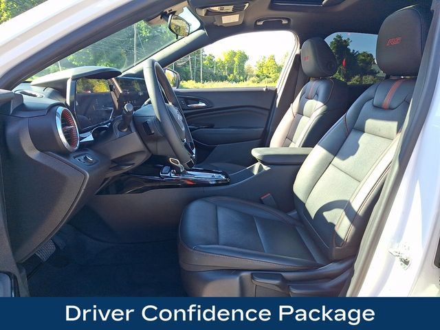 Used 2025 Chevrolet Trax RS w/ Sunroof Package FWD image 2