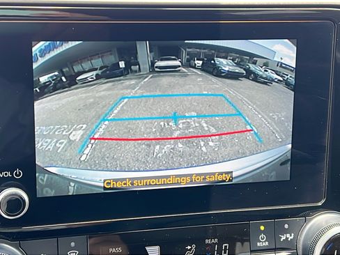 Used 2023 Toyota Highlander XLE FWD image 17