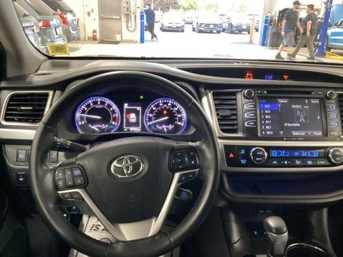 Used 2019 Toyota Highlander SE AWD/4WD image 6